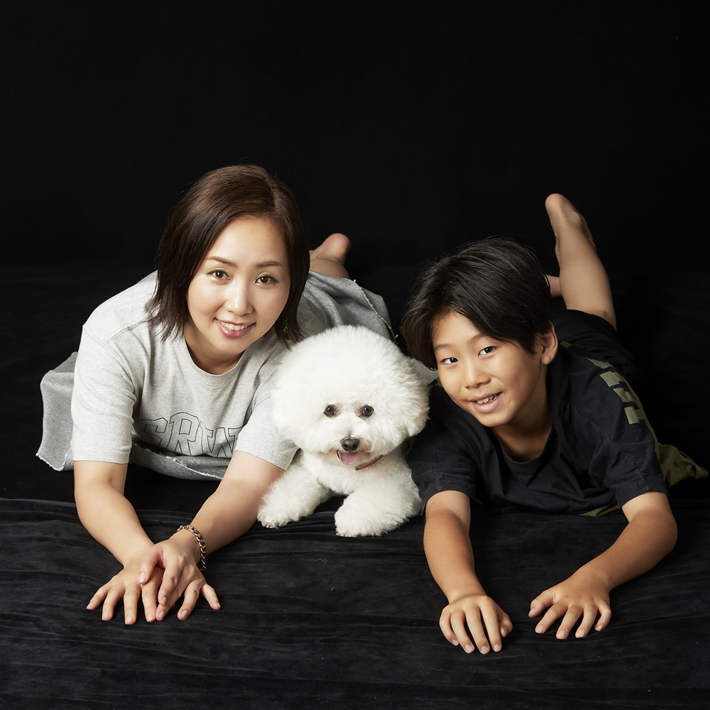 犬と家族写真　ビジョンフリーゼ