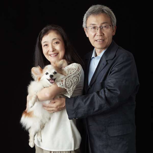 犬と家族（夫婦）写真・パピヨン